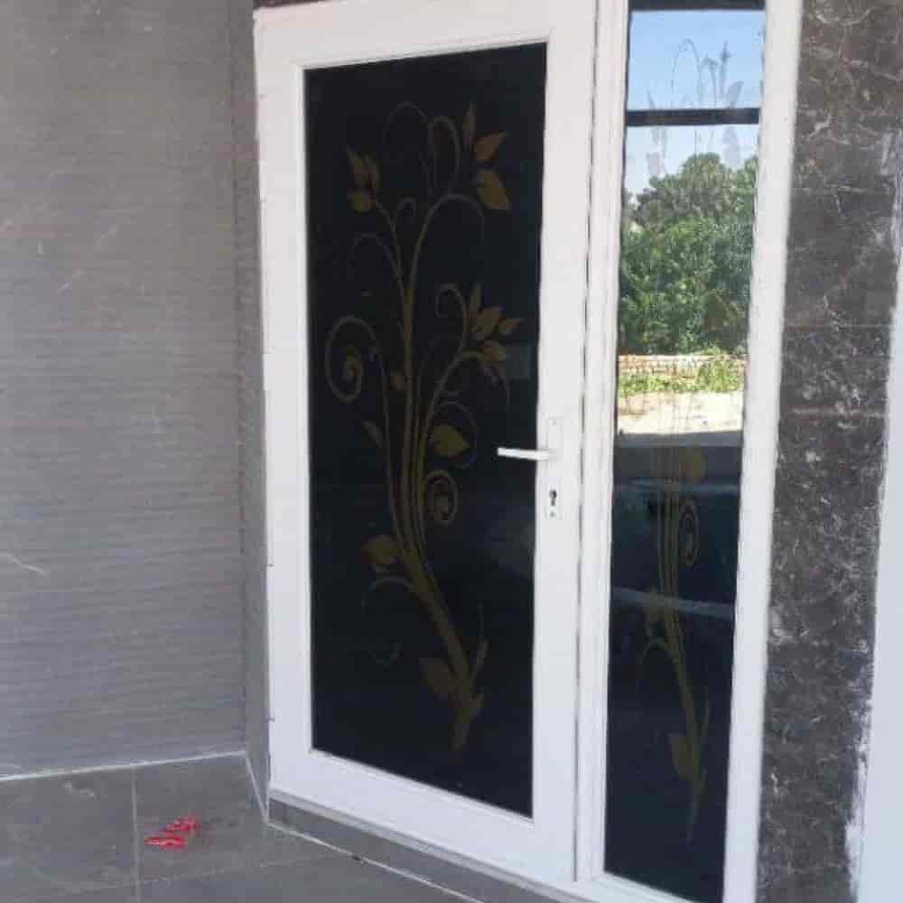 درب شیشه ای با طراحی گل